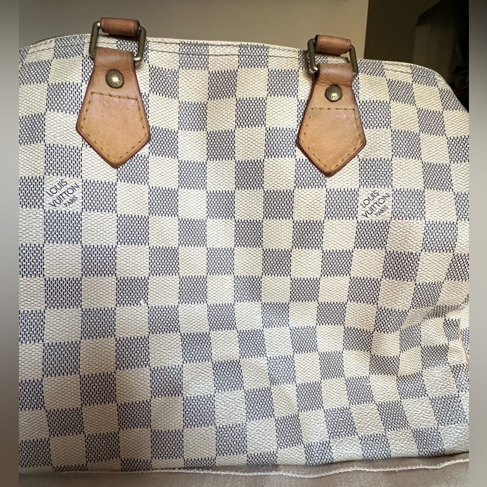 Louis Vuitton Damier Speedy 30 pre loved condition.